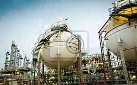 夜晚作業 兩個球儲氣庫石化廠的天然氣管道儲運分析